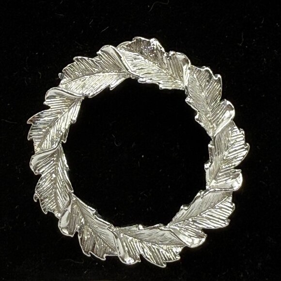 🐱 5 for $10.  Vintage Gerry's Silvertone Round Leaf Pin - Picture 1 of 4